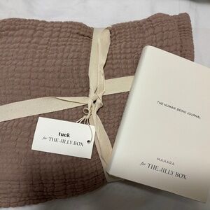 Tuck jilly box throw and journal